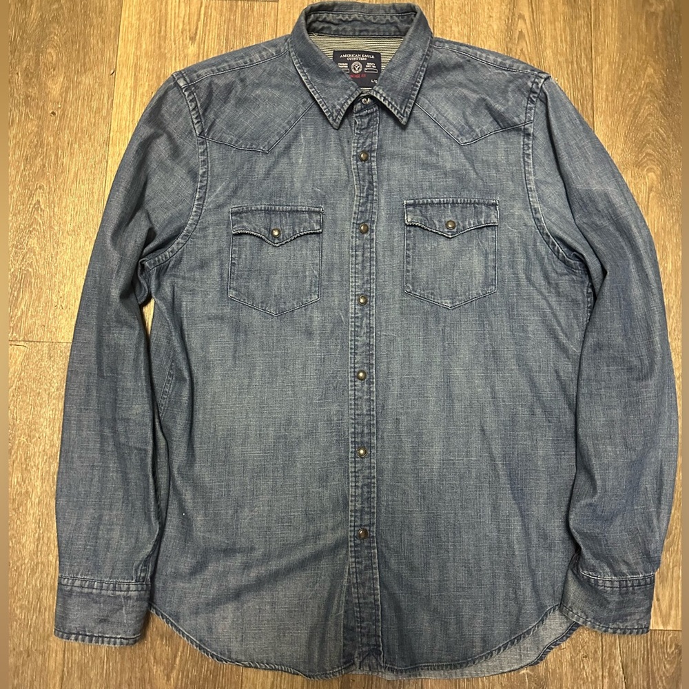 American Eagle Outfitters Men’s Faded Blue Denim Button-Front Shirt